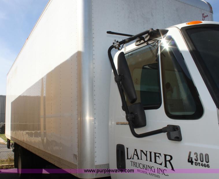 image for item E8120 2005 International DuraStar 4300 box truck