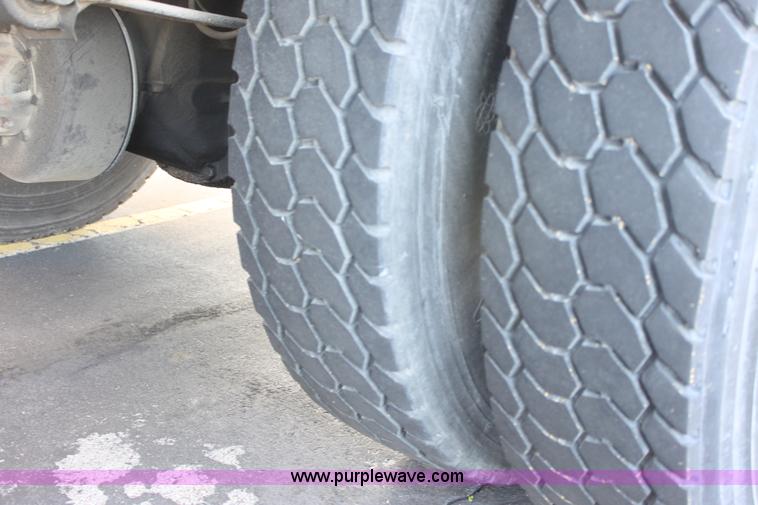 image for item E8120 2005 International DuraStar 4300 box truck