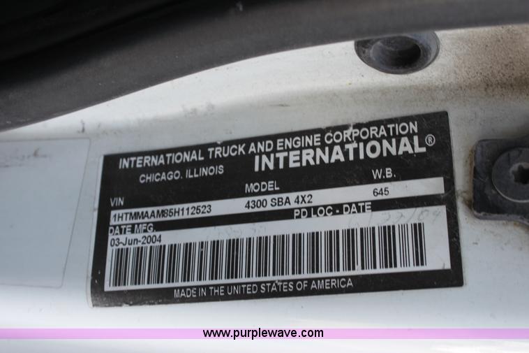 image for item E8120 2005 International DuraStar 4300 box truck