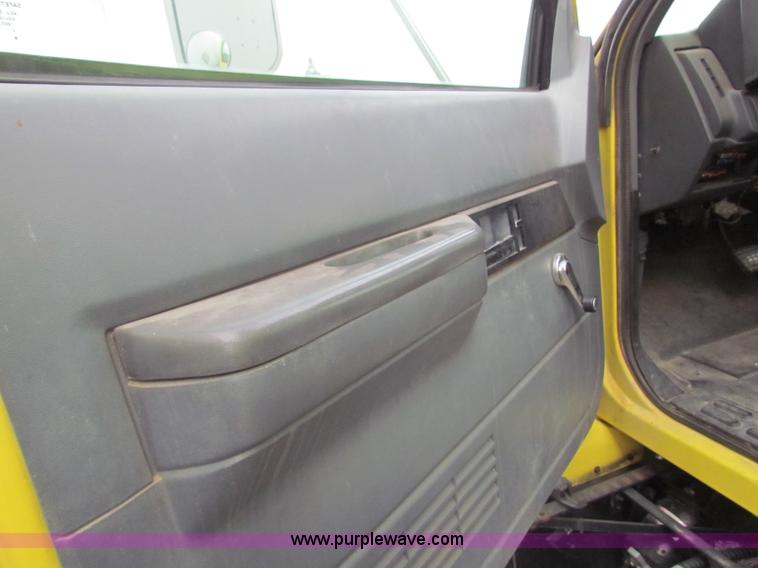 image for item E8213 1995 Chevrolet TopKick box truck