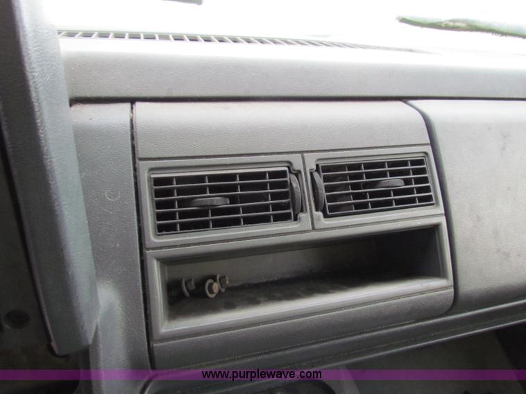 image for item E8213 1995 Chevrolet TopKick box truck