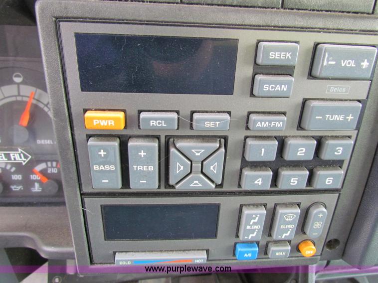 image for item E8213 1995 Chevrolet TopKick box truck