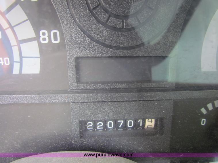 image for item E8213 1995 Chevrolet TopKick box truck