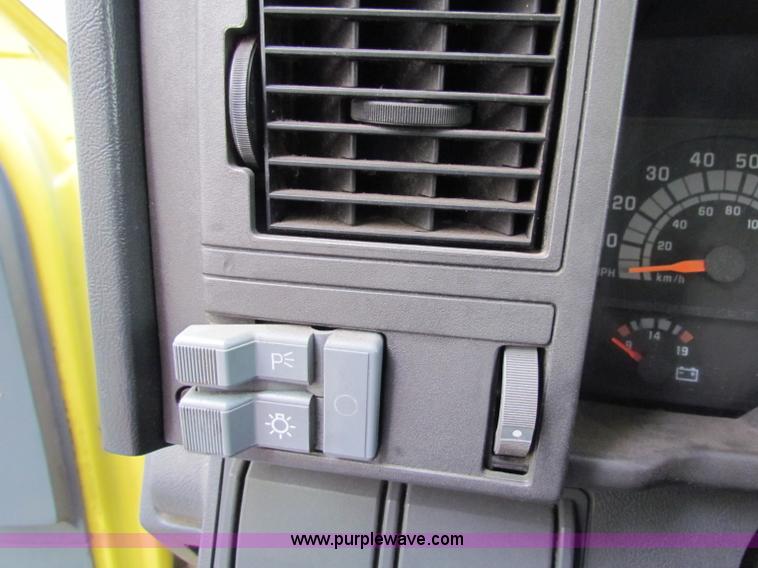 image for item E8213 1995 Chevrolet TopKick box truck