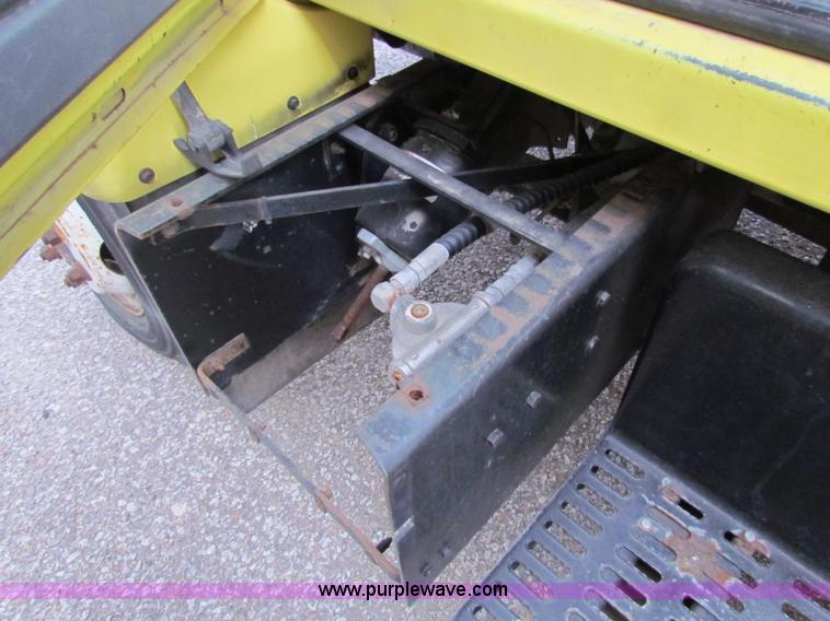 image for item E8213 1995 Chevrolet TopKick box truck