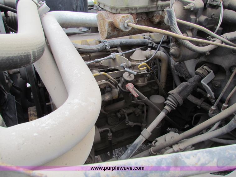 image for item E8213 1995 Chevrolet TopKick box truck