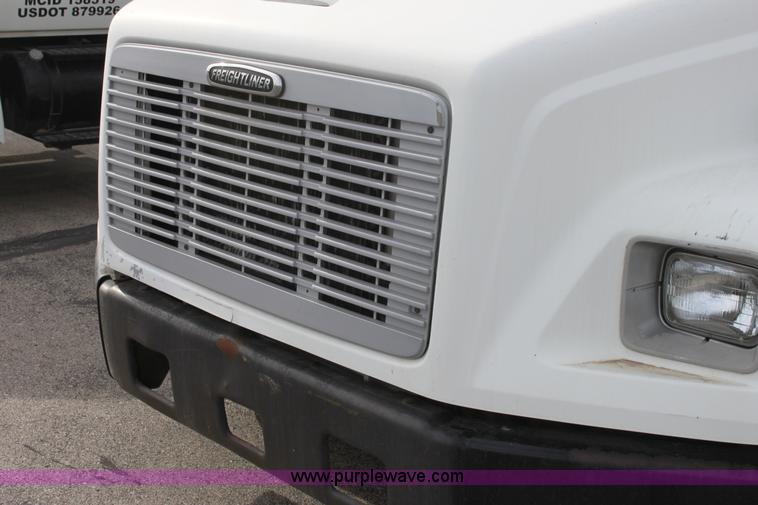 image for item E8224 2002 Freightliner FL50 box truck