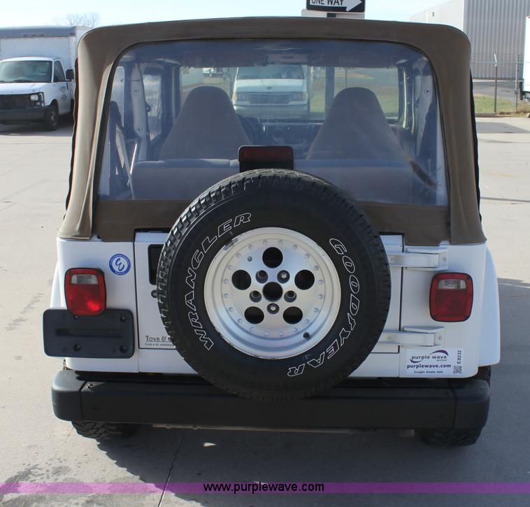 image for item E8232 1998 Jeep Wrangler Sahara SUV