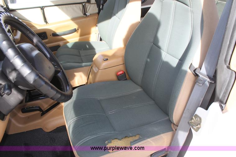 image for item E8232 1998 Jeep Wrangler Sahara SUV