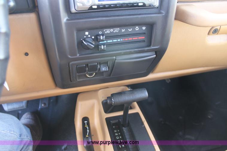 image for item E8232 1998 Jeep Wrangler Sahara SUV