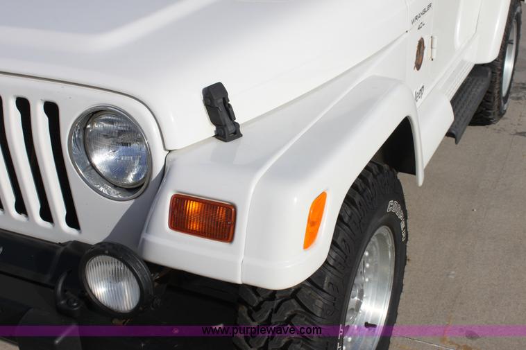 image for item E8232 1998 Jeep Wrangler Sahara SUV