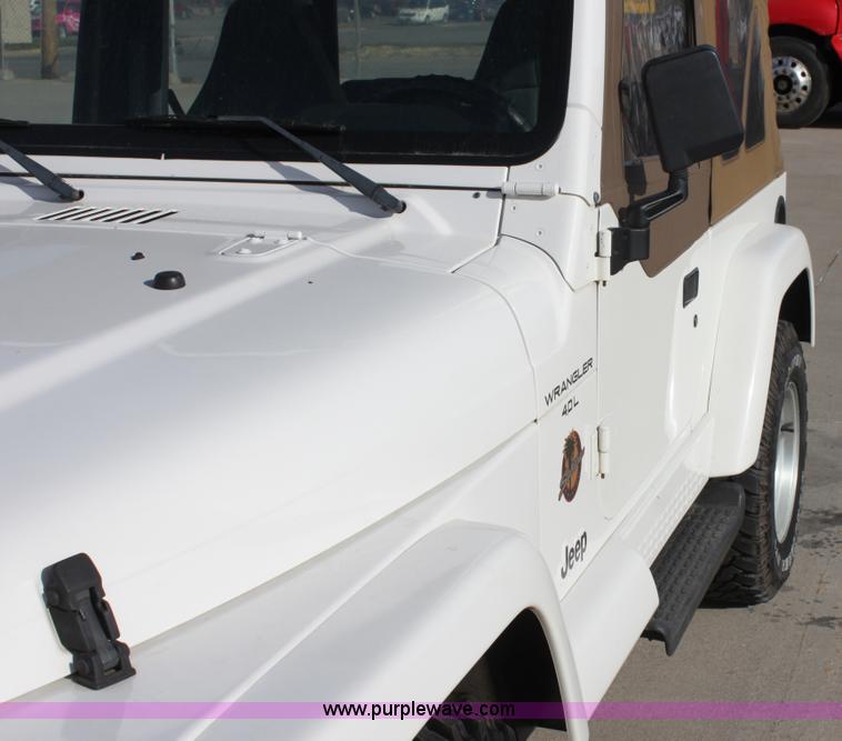 image for item E8232 1998 Jeep Wrangler Sahara SUV