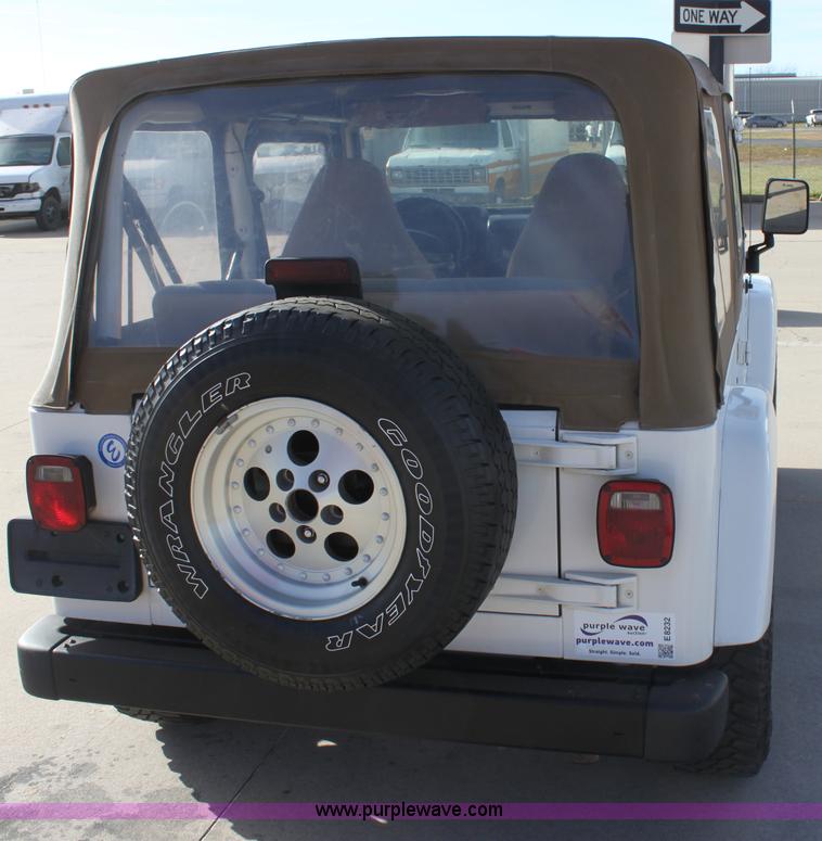 image for item E8232 1998 Jeep Wrangler Sahara SUV