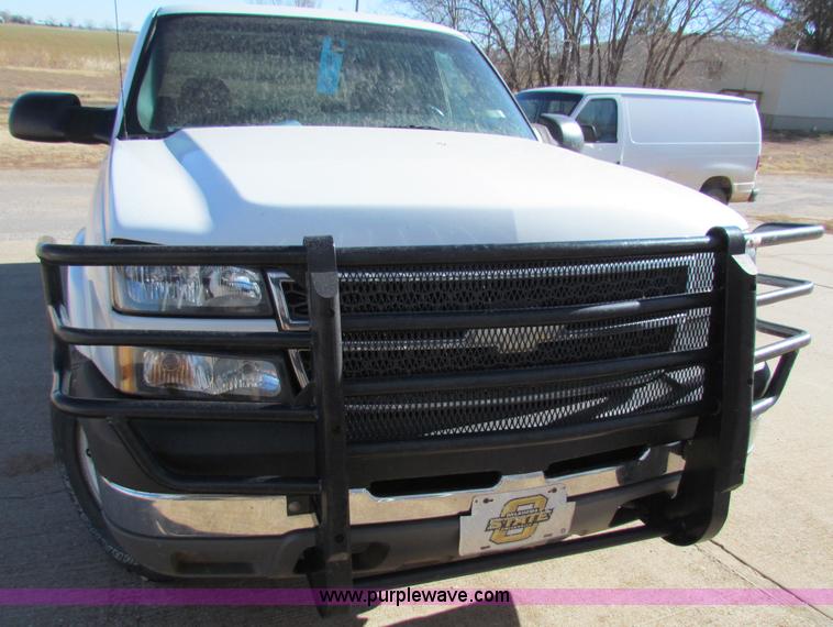 image for item E8306 2005 Chevrolet Silverado 3500 Crew Cab pickup truck
