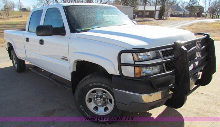 image for item E8306 2005 Chevrolet Silverado 3500 Crew Cab pickup truck