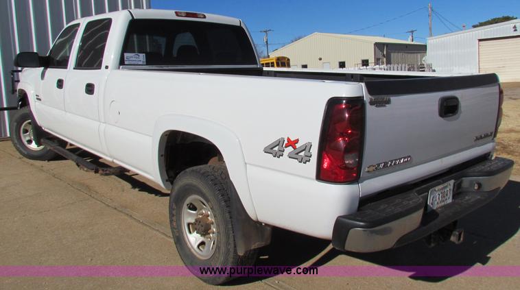 image for item E8306 2005 Chevrolet Silverado 3500 Crew Cab pickup truck