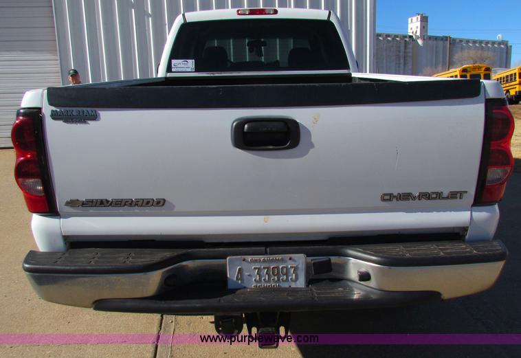 image for item E8306 2005 Chevrolet Silverado 3500 Crew Cab pickup truck