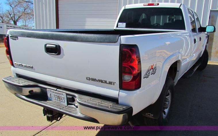 image for item E8306 2005 Chevrolet Silverado 3500 Crew Cab pickup truck