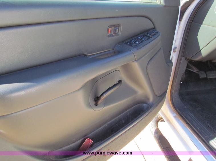 image for item E8306 2005 Chevrolet Silverado 3500 Crew Cab pickup truck