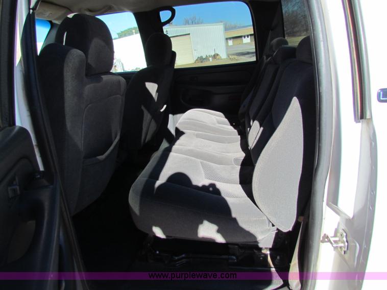 image for item E8306 2005 Chevrolet Silverado 3500 Crew Cab pickup truck