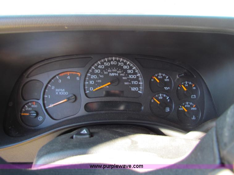 image for item E8306 2005 Chevrolet Silverado 3500 Crew Cab pickup truck