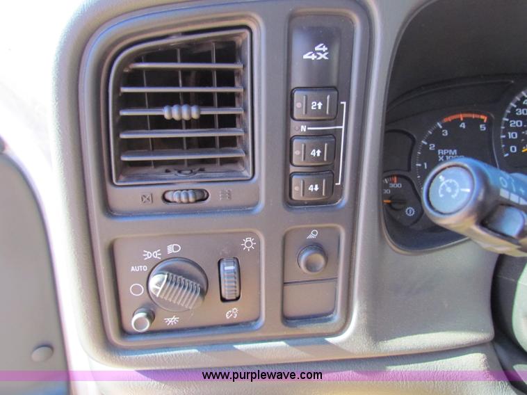 image for item E8306 2005 Chevrolet Silverado 3500 Crew Cab pickup truck