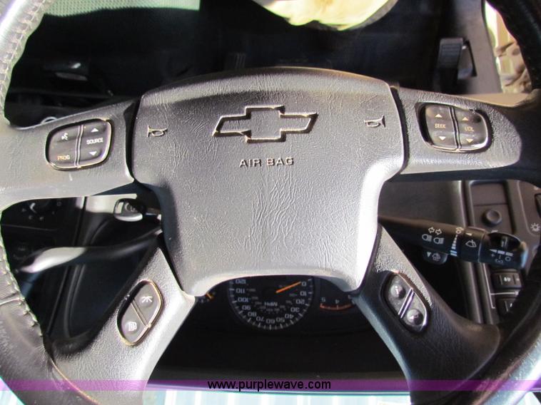 image for item E8306 2005 Chevrolet Silverado 3500 Crew Cab pickup truck