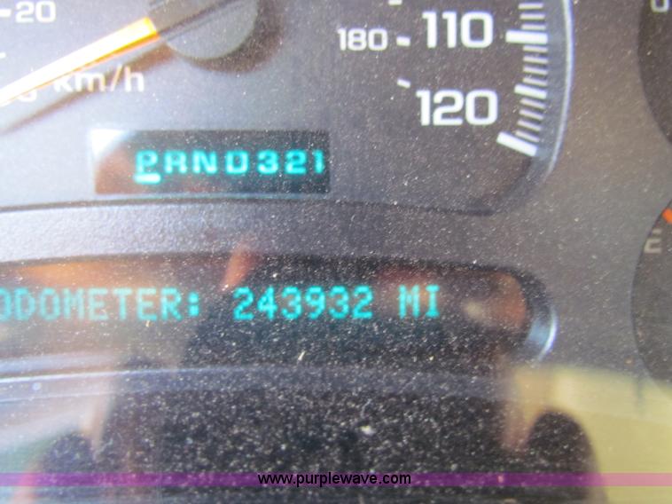 image for item E8306 2005 Chevrolet Silverado 3500 Crew Cab pickup truck