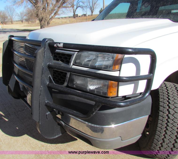 image for item E8306 2005 Chevrolet Silverado 3500 Crew Cab pickup truck