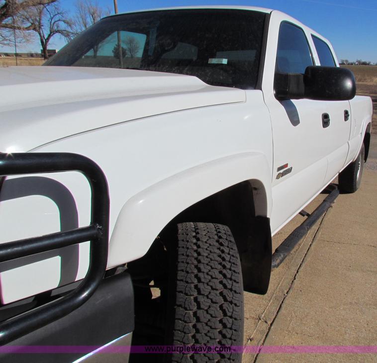 image for item E8306 2005 Chevrolet Silverado 3500 Crew Cab pickup truck