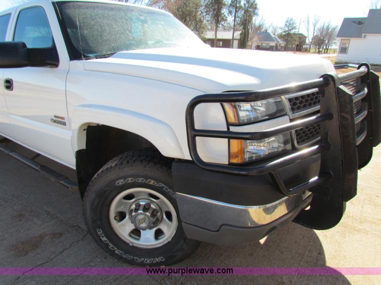 image for item E8306 2005 Chevrolet Silverado 3500 Crew Cab pickup truck