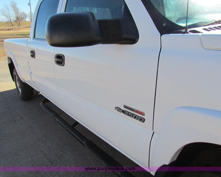 image for item E8306 2005 Chevrolet Silverado 3500 Crew Cab pickup truck