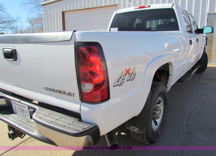 image for item E8306 2005 Chevrolet Silverado 3500 Crew Cab pickup truck