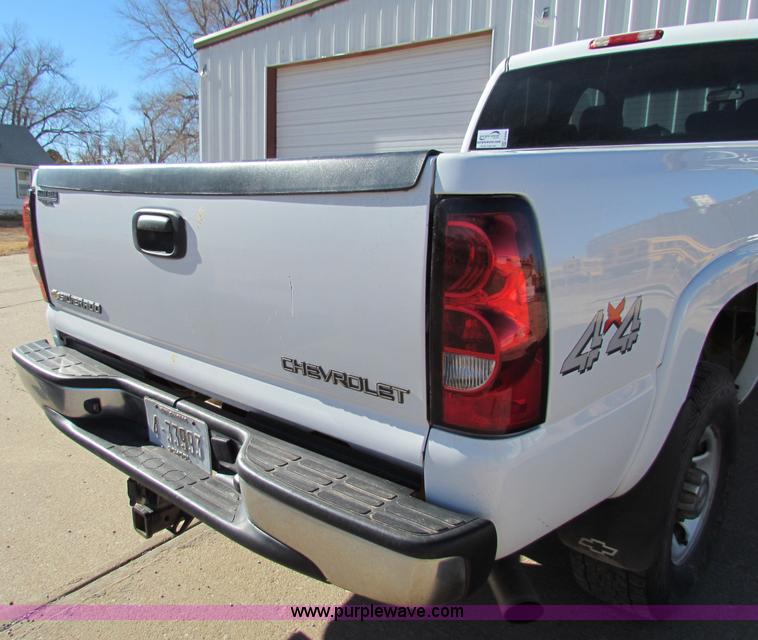 image for item E8306 2005 Chevrolet Silverado 3500 Crew Cab pickup truck