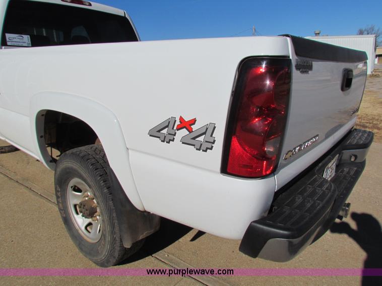 image for item E8306 2005 Chevrolet Silverado 3500 Crew Cab pickup truck