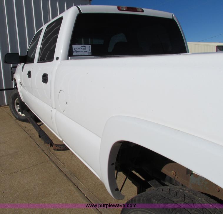 image for item E8306 2005 Chevrolet Silverado 3500 Crew Cab pickup truck