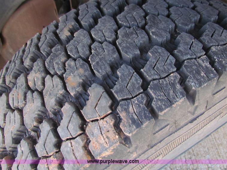 image for item E8306 2005 Chevrolet Silverado 3500 Crew Cab pickup truck