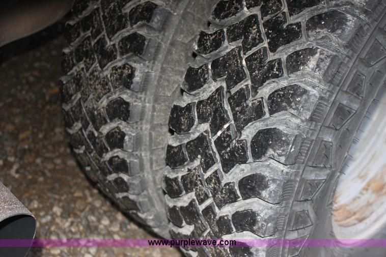 image for item E8348 2001 Ford F350 XL Super Duty flatbed pickup truck