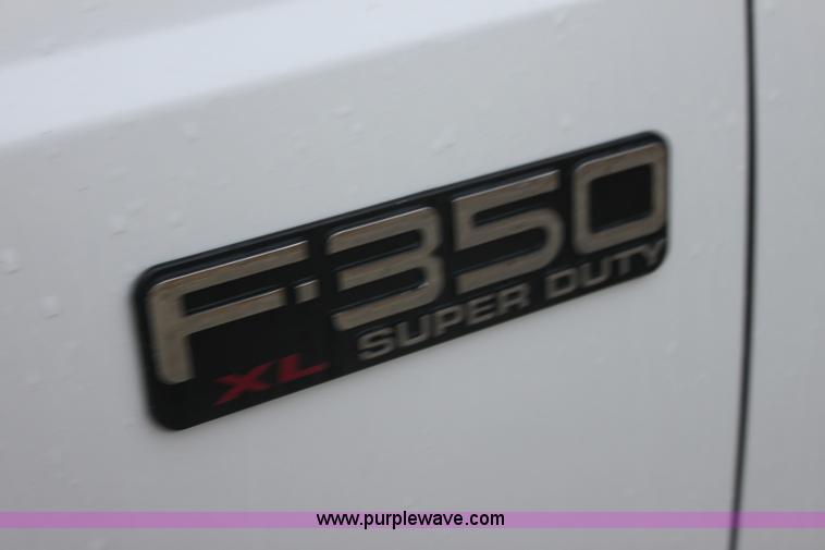 image for item E8348 2001 Ford F350 XL Super Duty flatbed pickup truck