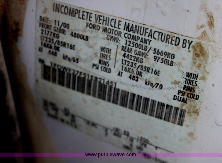 image for item E8348 2001 Ford F350 XL Super Duty flatbed pickup truck