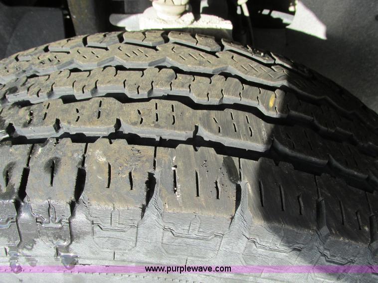 image for item F4150 2004 Ford Explorer XLS SUV