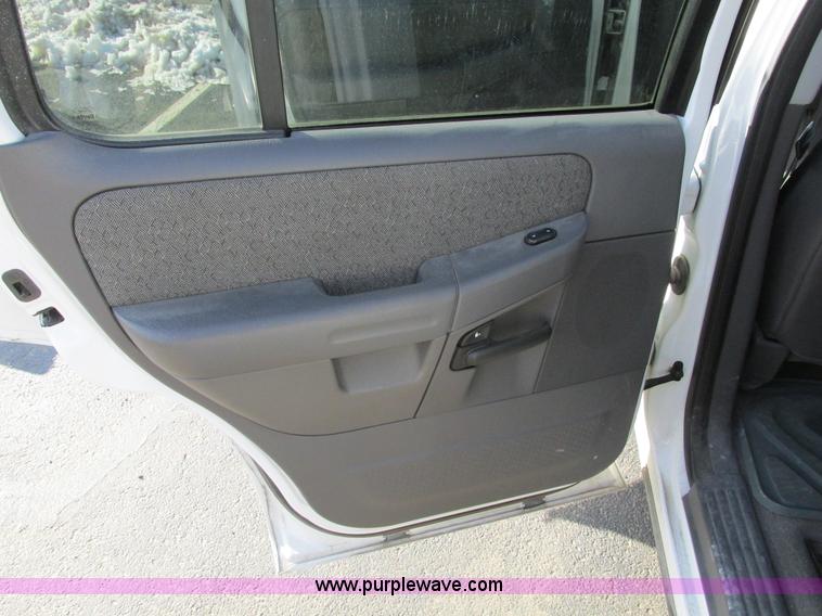 image for item F4150 2004 Ford Explorer XLS SUV