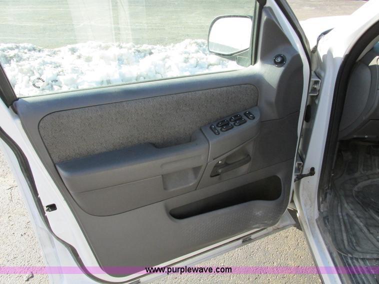 image for item F4150 2004 Ford Explorer XLS SUV