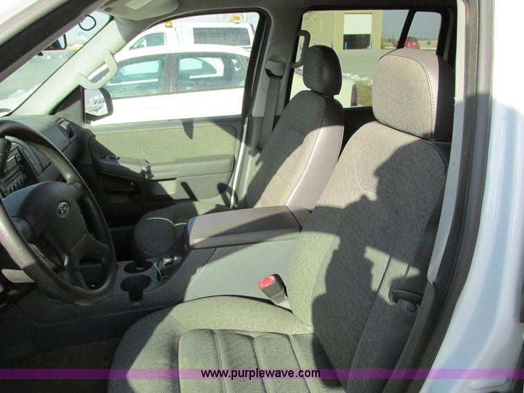 image for item F4150 2004 Ford Explorer XLS SUV