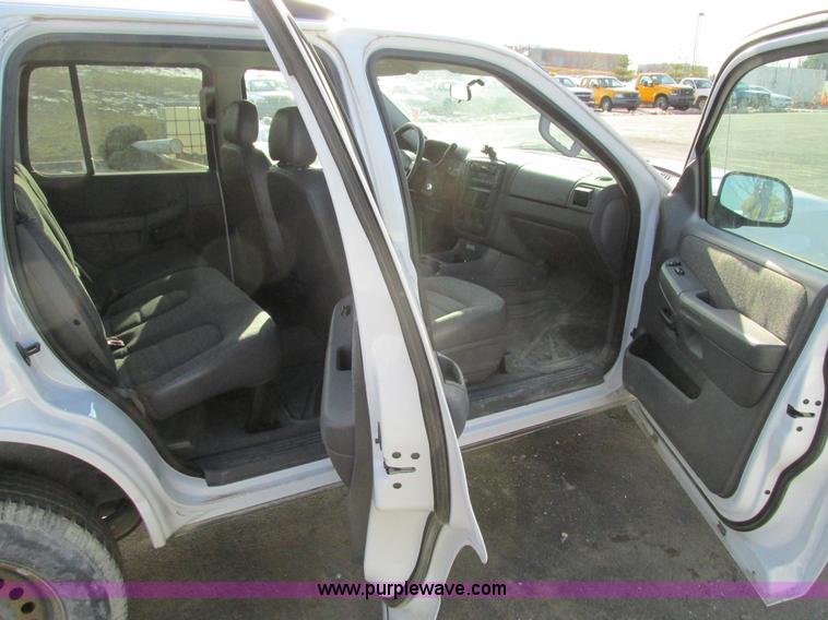 image for item F4150 2004 Ford Explorer XLS SUV