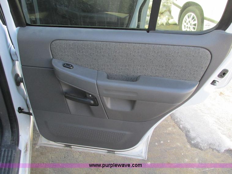 image for item F4150 2004 Ford Explorer XLS SUV