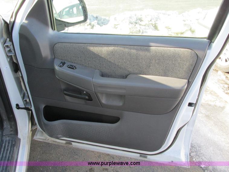 image for item F4150 2004 Ford Explorer XLS SUV