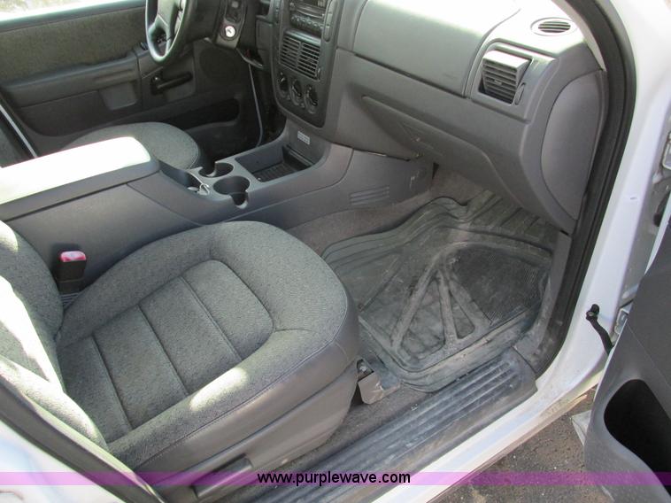 image for item F4150 2004 Ford Explorer XLS SUV