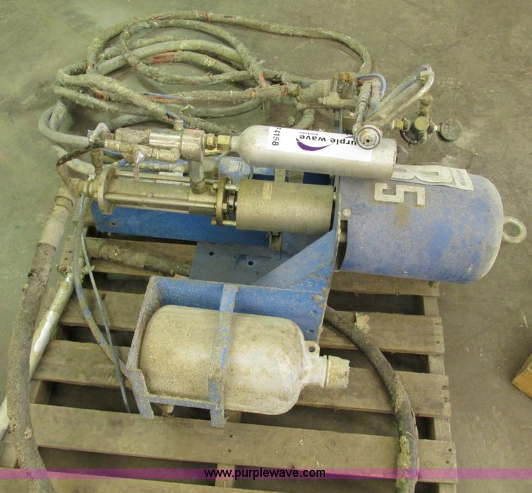 Binks wall mount chopper pump and spray gun in Odessa, MO Item F4158