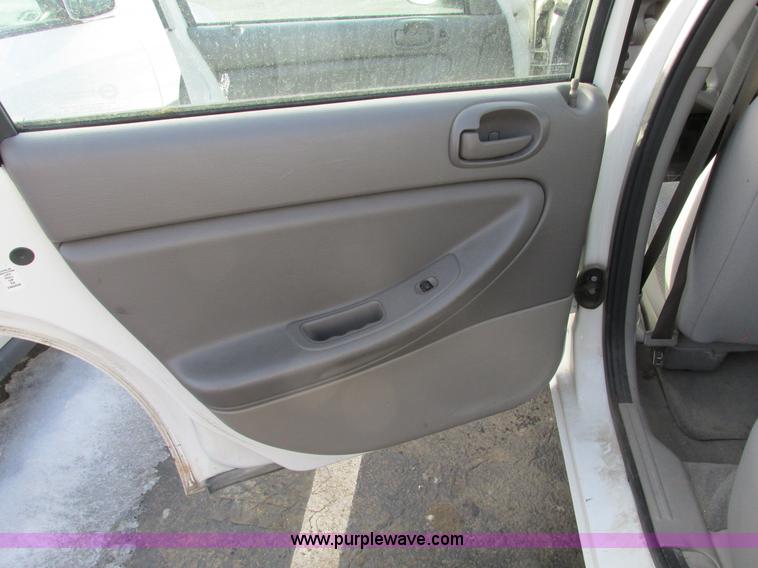 image for item F4164 2004 Dodge Stratus SE